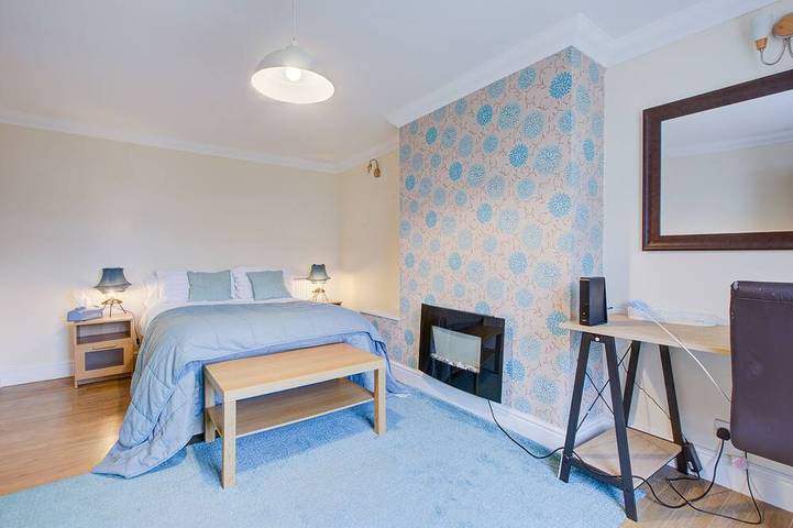 Spacious house in a quite cul de sac with parking and great location. in Reading, Berkshire