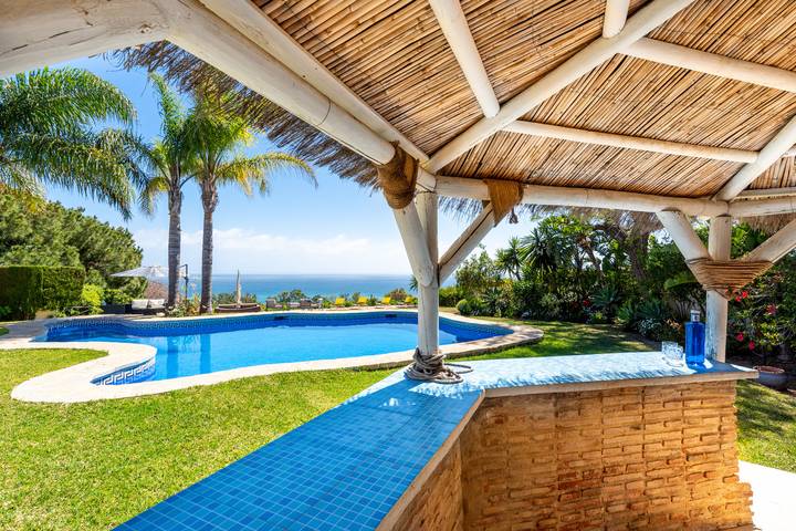 Villa for 6 people, with pool and hot tub as well as garden in Mijas