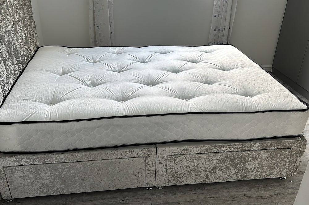 Ganze Wohnung, 2 bed (ensuite) garden apartment gated, close to Langley, Heathrow , Windsor in Iver, Colne Valley Park