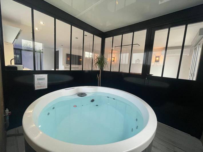 Appartement de vacances pour 4 personnes, avec bassin pour enfant et piscine ainsi que jardin et jacuzzi