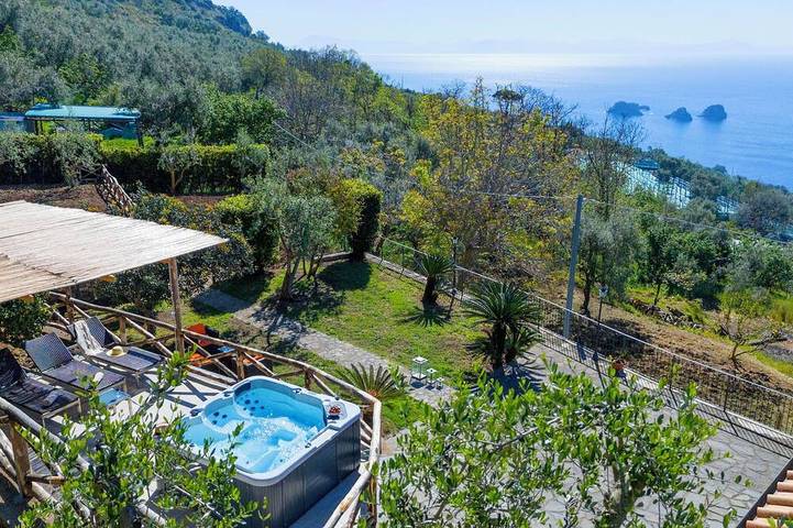 Villa für 4 Personen, mit Balkon und Whirlpool sowie Garten - 1