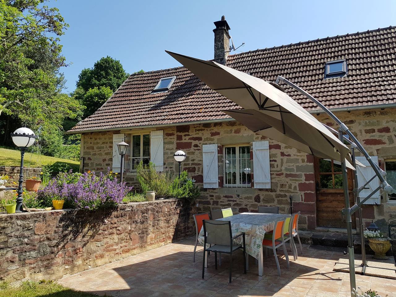Holiday Home 'Les Vieilles Treilles' with Private Terrace, Garden, and Air Conditioning in Noailhac, Brive-la-Gaillarde region
