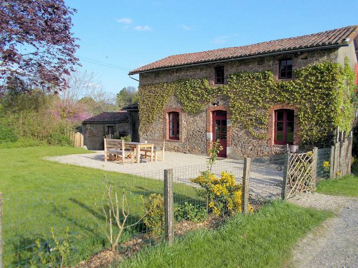 Gîte pour 4 personnes, avec jacuzzi ainsi que jardin et terrasse à La Flocellière