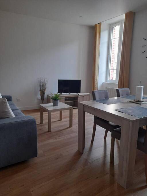 Appartement entier, One-Bedroom Apartment in Saint-Nectaire, Parc naturel régional des Volcans d'Auvergne