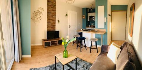 Gîte pour 4 personnes, avec balcon ainsi que vue et piscine à Roques