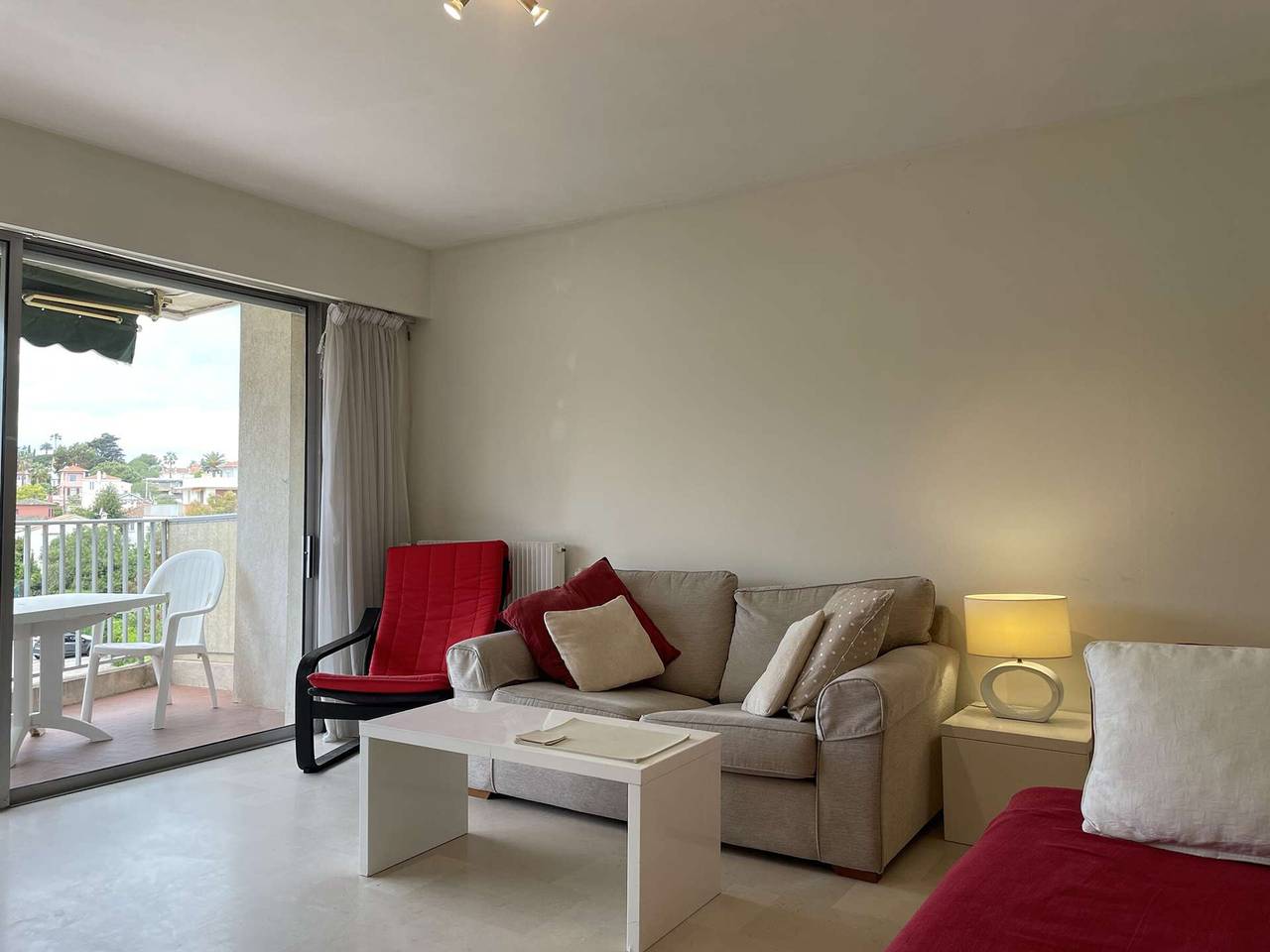 Entire apartment, Seaside Apartment with Private Parking, Balcony, and Easy Beach Access in Antibes, Cannes region
