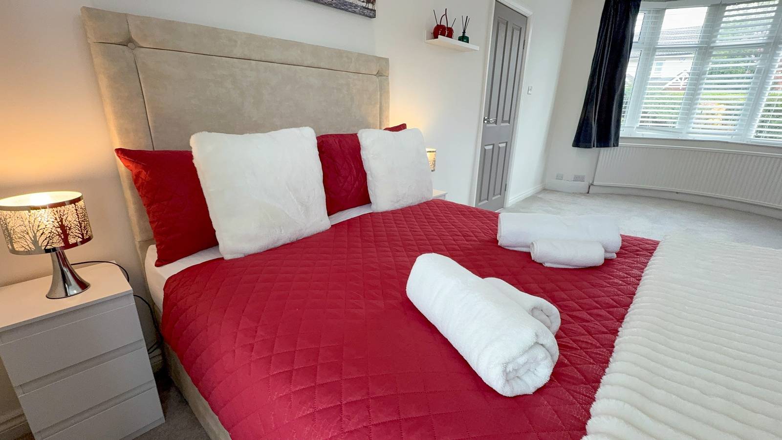 Northeast Manchester, Sleeps 8 with Onsite Parking in Manchester, Greater Manchester