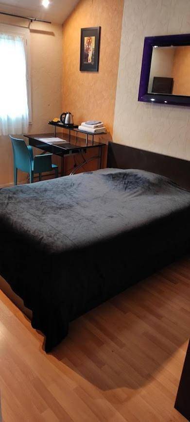 Chambre Grand lit Afrik in Combs-la-Ville, Seine-et-Marne