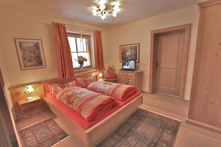 Ganze Wohnung, Wohlfühl-Ferienwohnung mit Traum-Aussicht. 2-8 Personen in Stummerberg, Ski-Optimal Hochzillertal
