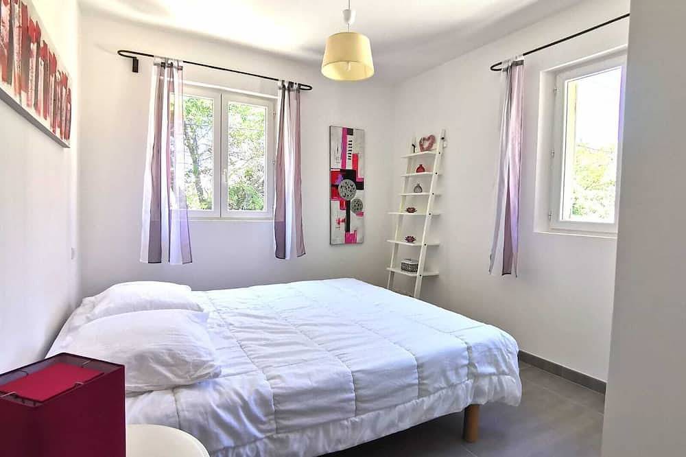 Reciente villa de 3 dormitorios, encanto del pueblo tranquilo, piscina cerca de Aix y Luberon in Rognes, Region de Aix-en-Provence