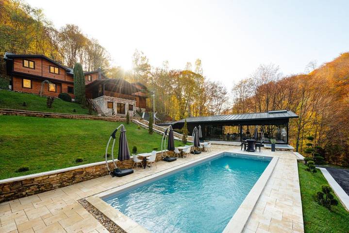 Villa pour 14 personnes, avec jacuzzi et piscine ainsi que jardin et balcon en Roumanie - 3