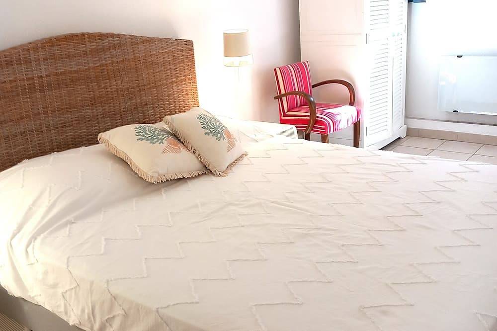 Appartement entier, Appartement cosy climatisé, place de parking privée, terrasse  à 1km du village. in La Cadière-d'Azur, Côte méditerranéenne (France)