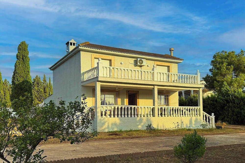 Villa Perfecta: A 5-bedroom villa with a pool, just 30 minutes from Valencia! in Liria, Provincia de Valencia