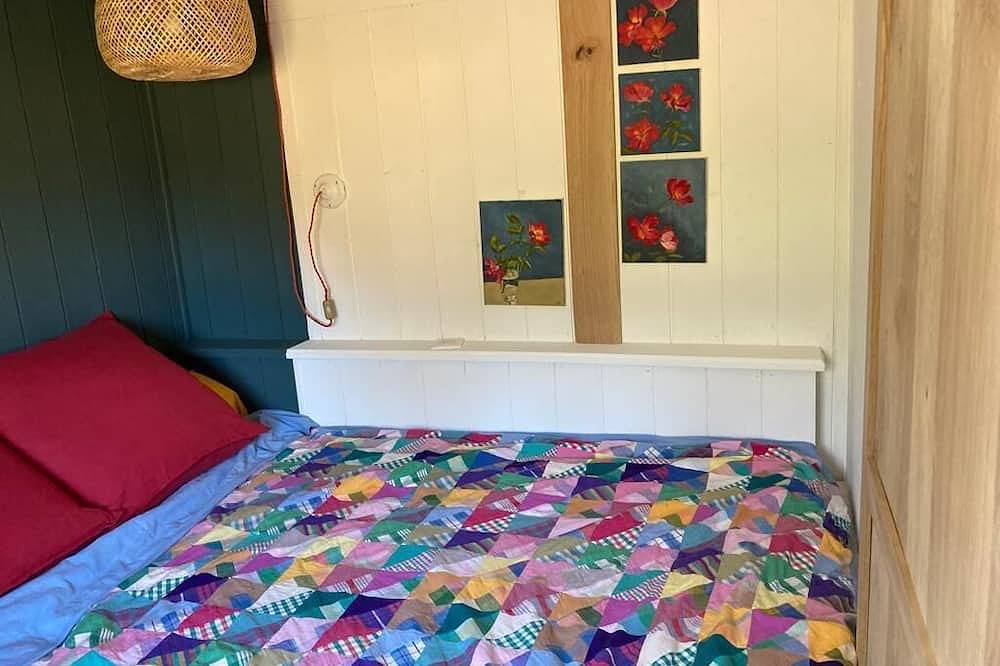 Roulotte en bois logement insolite pour 2 in Morlanne, Béarn