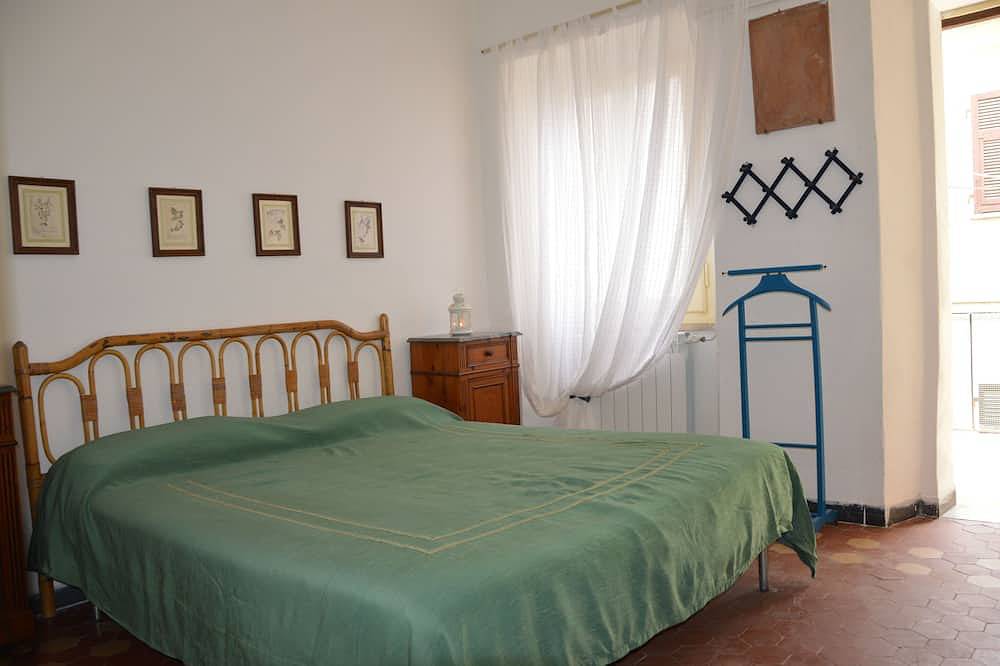Het torenhuis in het historische centrum van Sarzana in Sarzana, Regionaal Natuurpark Montemarcello-Magra-Vara