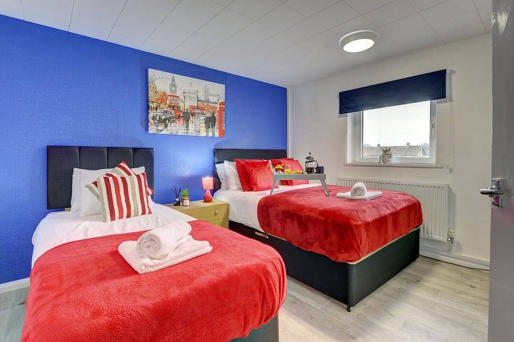 Central 3-bed House, sleeps 8 by Mbiz in Northampton, Northamptonshire