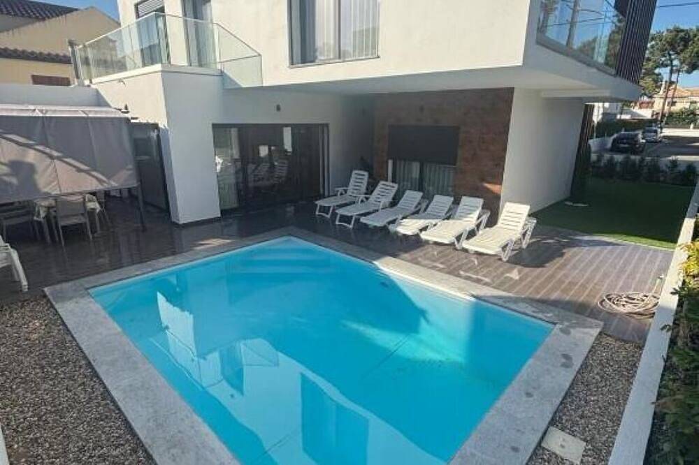 Holiday home with pool 15 minutes walk from the beach and 5 minutes from Aroeira golf course in Corroios, Halbinsel von Setúbal