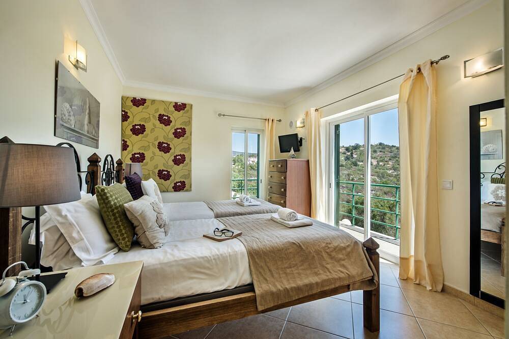 Villa with Heated Pool, Tennis Court, Jacuzzi, Games Room, Wifi and Ac in Moncarapacho, Parque Natural da Ria Formosa