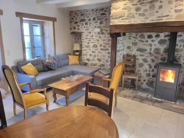 Gîte pour 6 personnes, avec terrasse à Messeix