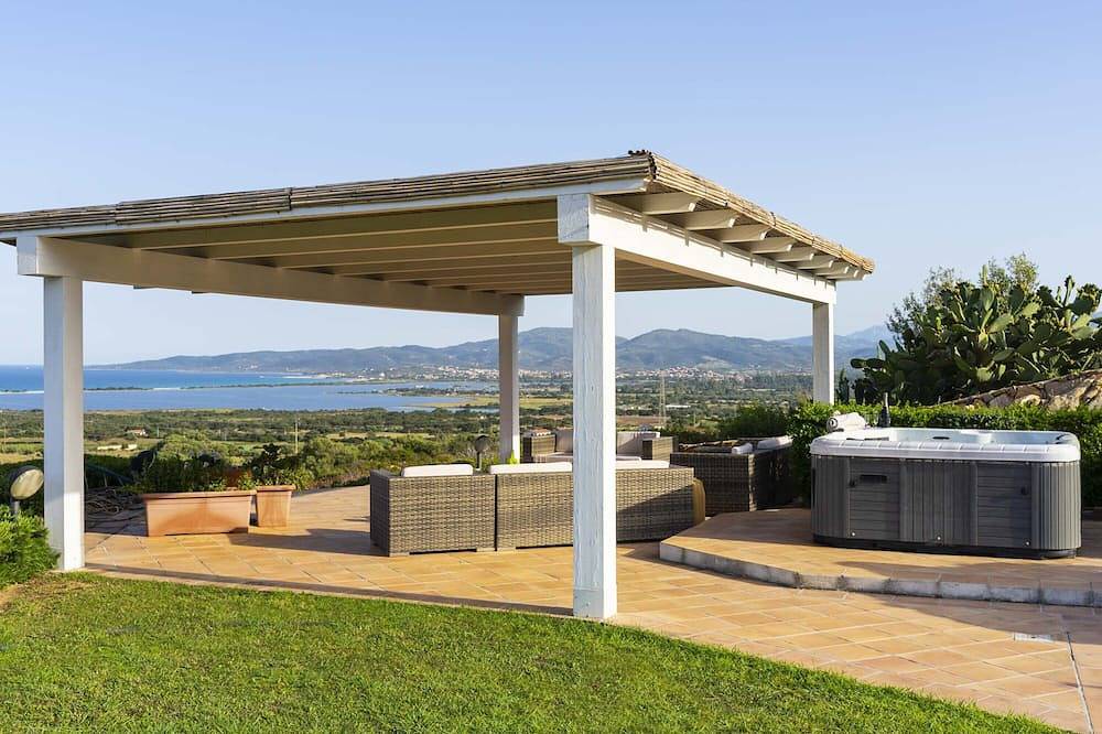 Ganze Wohnung, Panorama Seaview Apartment, 5 Minuten vom Strand entfernt, Pool, gratis Wifi, Klimaanlage in Lu Fraili di Sopra, San Teodoro