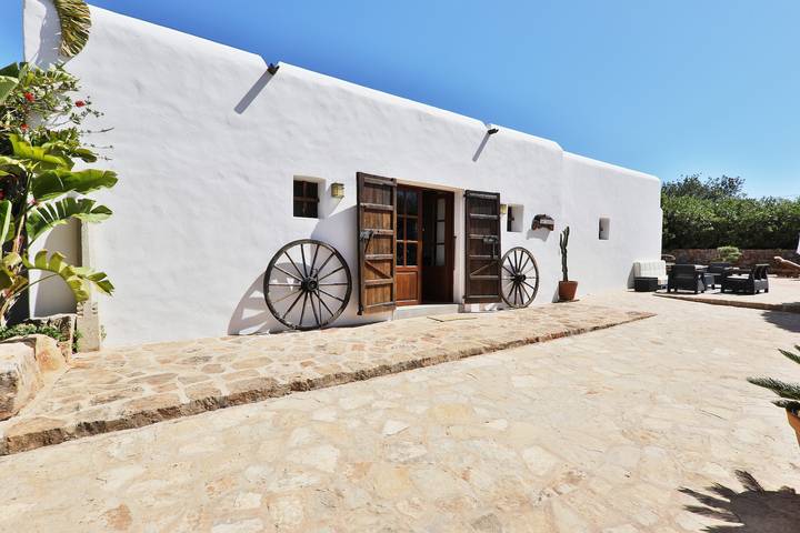 Villa celestial "Can Caseres" con piscina de agua salada, huerto y vistas a la montaña in Santa Eulària des Riu, Ibiza Este