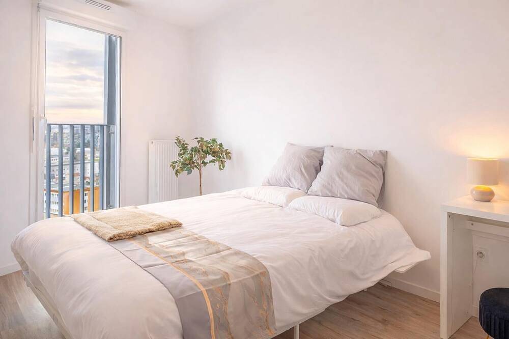 Entire apartment, High-Floor Eiffel Tower Skyline View Apartment - Metro 4 at Doorstep - Sleeps 6 in Bagneux, Hauts-de-Seine