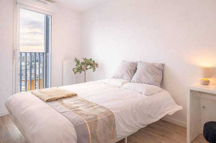 Entire apartment, Spacious Family Stay near Paris - Metro 4 at Doorstep - Eiffel Tower & City View in Bagneux, Hauts-de-Seine