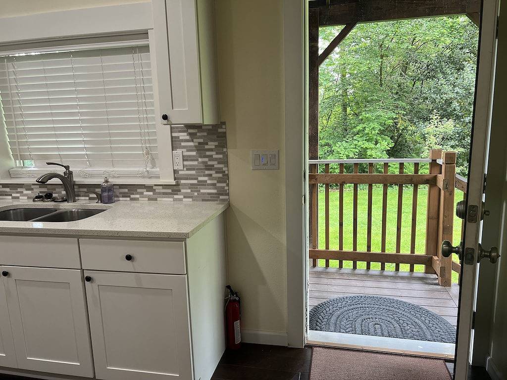 Spacious 1 bedroom apartment 
2 mins to shopping malls and restaurants in Everett, Snohomish County