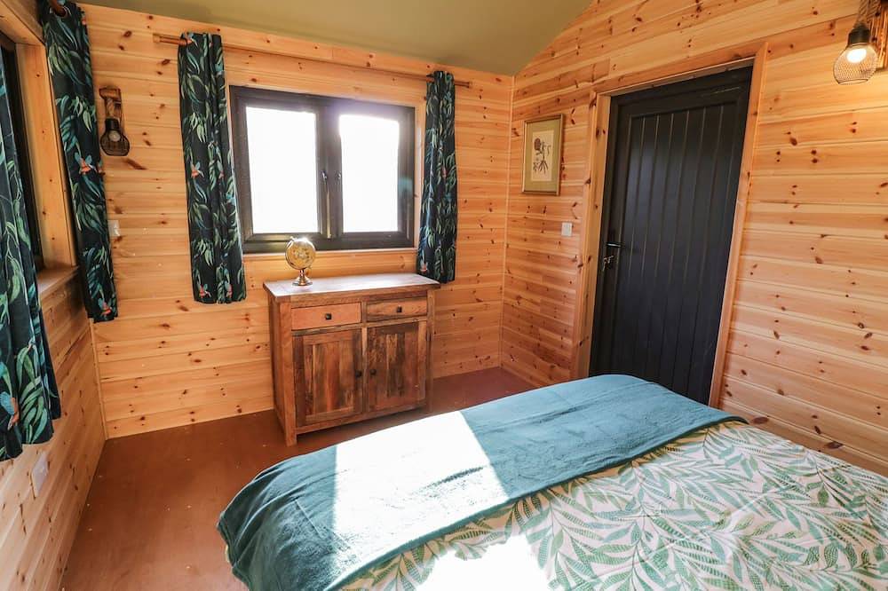 Kingfisher, romantic, with hot tub in Dunchurch in Bourton And Draycote, Warwickshire
