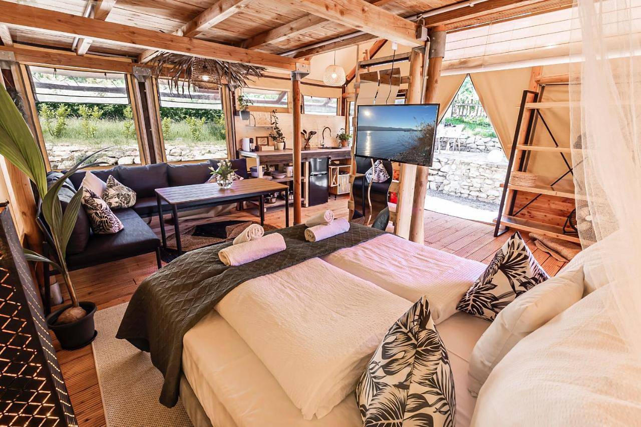 Glamping Lodge Natural Living Bodensee Nähe mit Terasse, Grill, Smart Tv in Rielasingen-Worblingen, Hegau