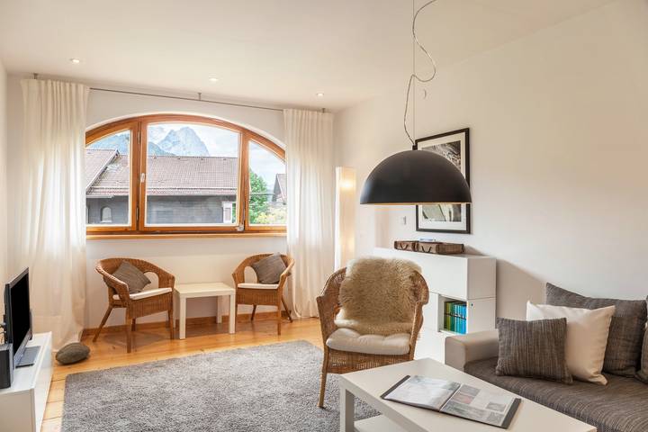 Ganze Wohnung, Ferienwohnung "im Blauen Haus" mit Bergblick, Wlan, 2 Balkonen und Garten in Garmisch-Partenkirchen, Bayerische Alpen