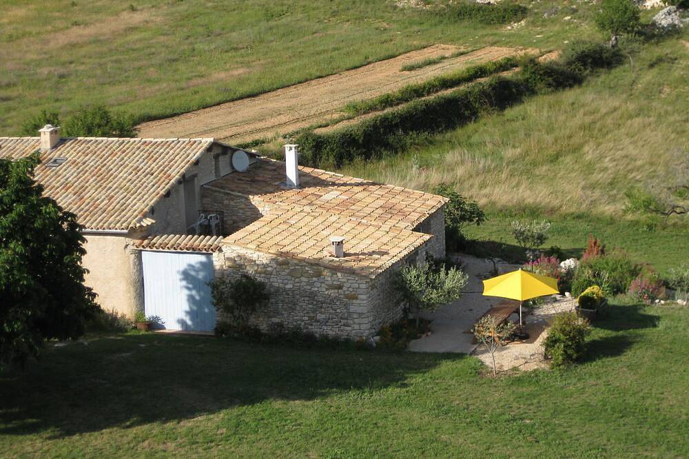 Maison de vacances avec piscine en pleine campagne, calme assuré in La Rochegiron, Région de Forcalquier