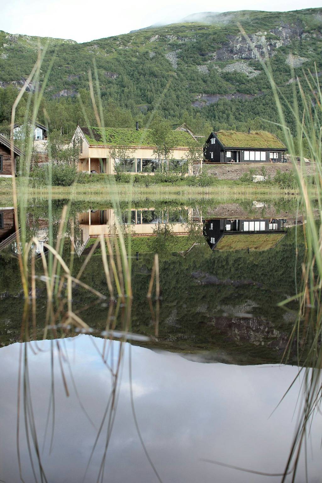 Wunderschöne architektonische Linien am Ufer des Vågslidvatnet in Vinje