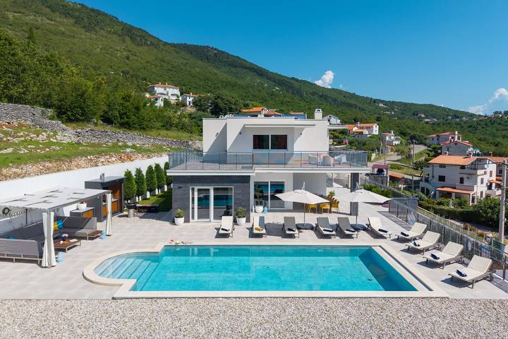 Ferienhaus für 12 Personen, mit Garten und Pool sowie Sauna und Balkon