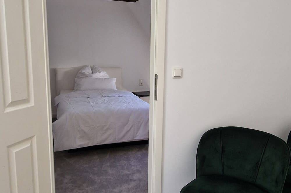 Nice Home Surrounded by Nature with Whirlpool & 3 Bedrooms Near Fairtrade Essen in Stadtbezirk IX, Essen