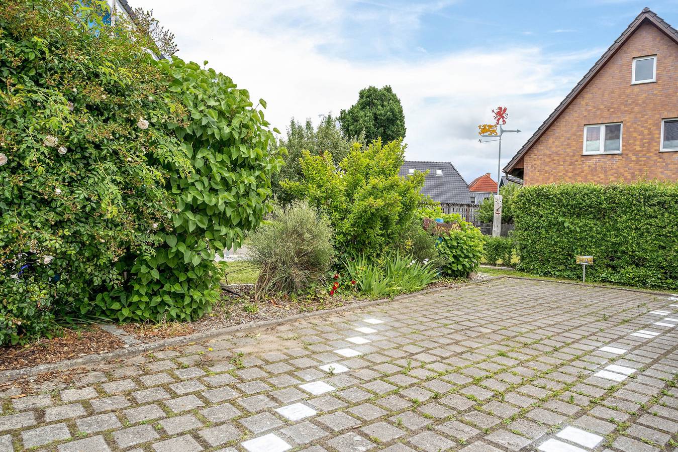 Kunstvolles Ferienhaus 'Haus Ginster' mit 2 Terrassen, privatem Garten, Wlan und eigenem Parkplatz  in Zingst, Fischland - Darß - Zingst