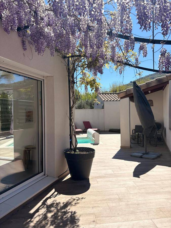 Location de vacances pour 8 personnes, avec jardin et vue ainsi que piscine et bassin pour enfant à Alleins