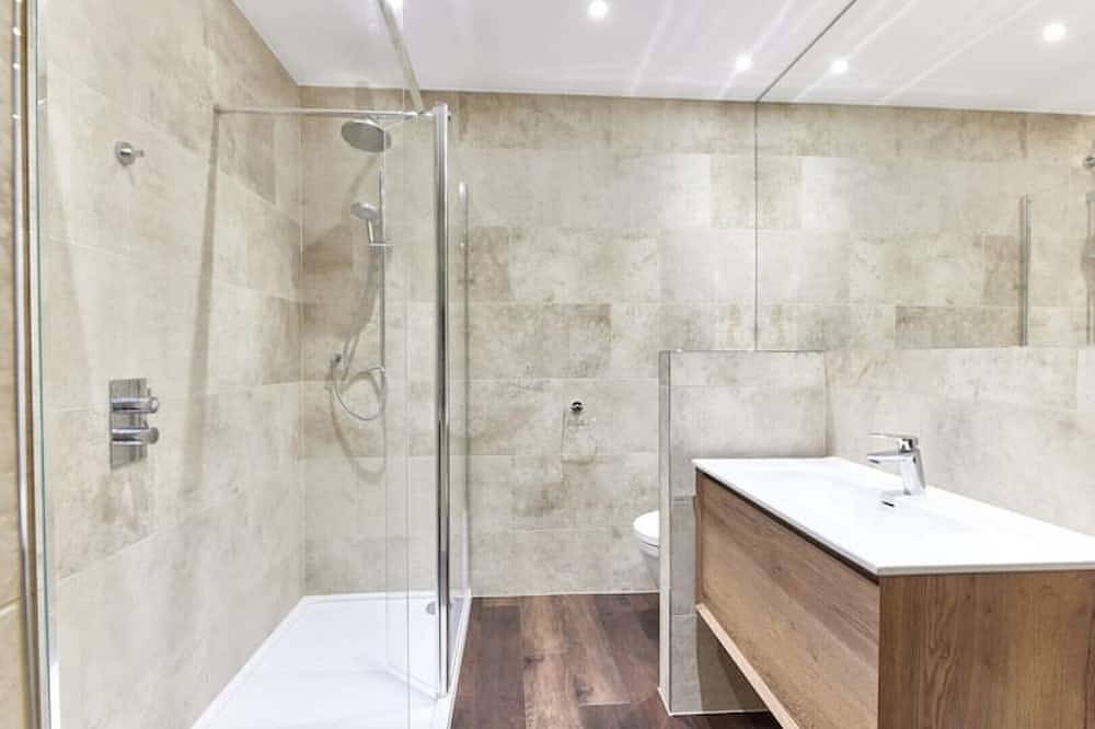Cinnabar: Romantic Hideaway on Historic Walls in Berwick-upon-Tweed, Northumberland