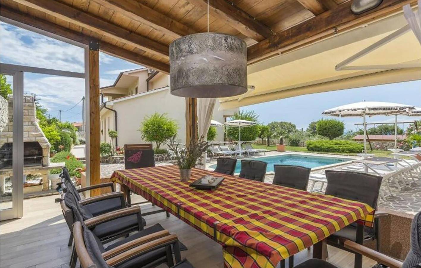 Oase am Meer: Modernes Apartment mit Terrasse und Pool, 2 km vom Strand entfernt in Raša, Ostküste Istrien