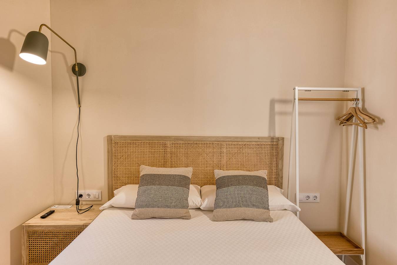 Bed and Breakfast 'Montgrí Habitació' con Wi-Fi y Aire Acondicionado in Forallac, Costa Brava