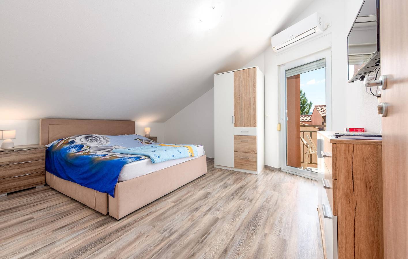 Ganze Ferienwohnung, Gemütlich, 2 km von der Küste entfernt: WLAN, Klimaanlage, Parkplatz, Terrasse und Küche! in Obrovac, Zadar