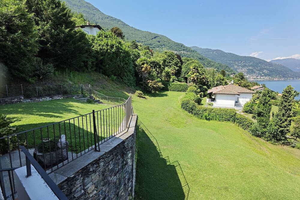 Villa Schaake with Panoramic View, beach front in Oggebbio, Gemeente Oggebbio