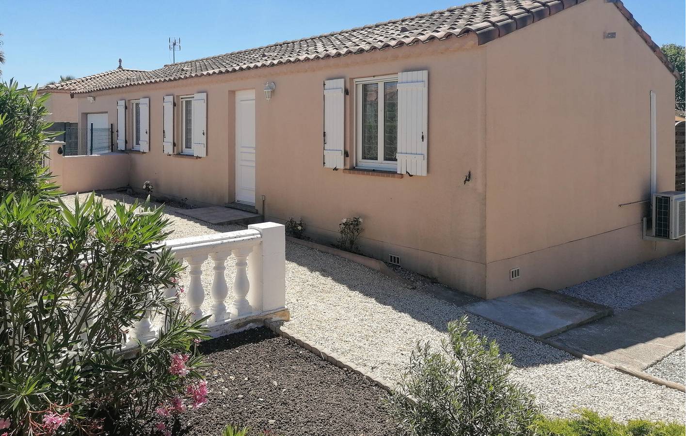 Spacious Apartment w/ AC, Parking, Pool & WiFi, Near Saint-Nazaire-d'Aude in Saint-Nazaire-d'Aude, Narbonne und Umgebung
