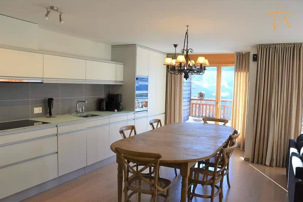 Ganze Wohnung, Aussen : Moderne Wohnung für 5 Personen, Terrasse, Panoramablick nach Süden, am Ortseingang gelegen in Saint Luc, Anniviers