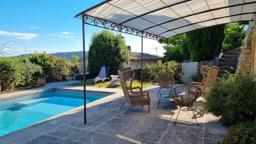 Chambre d’hôte pour 2 personnes, avec terrasse et piscine ainsi que vue et jardin