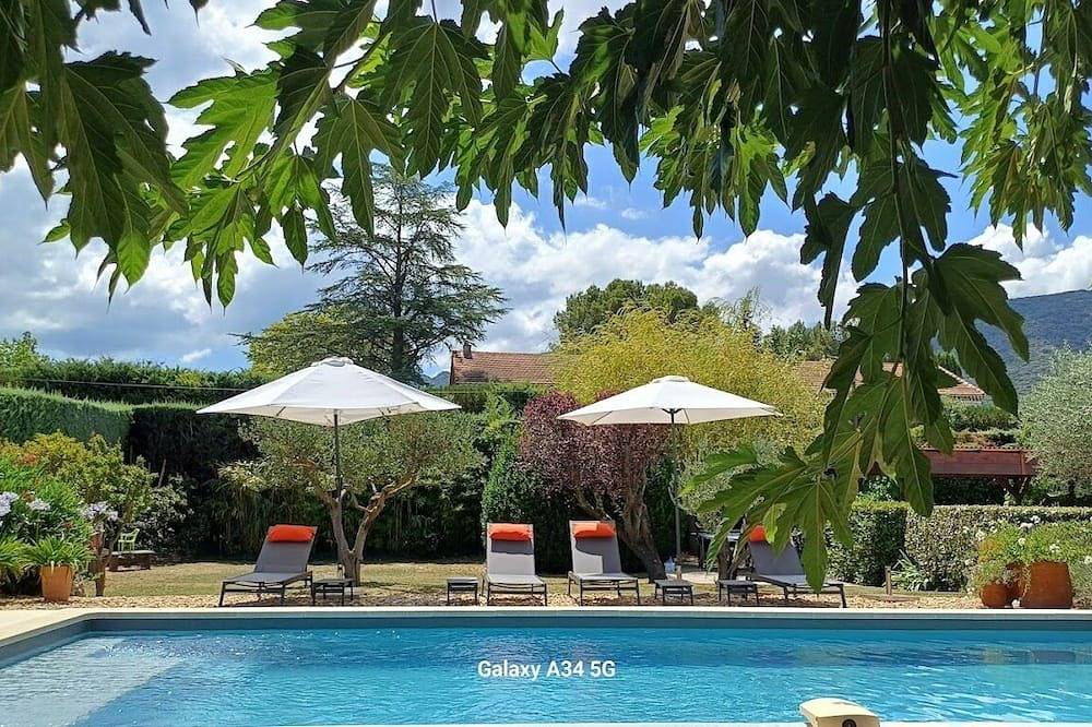 Fully air-conditioned house Heated Swimming Pool in Maubec, Parc naturel régional du Luberon