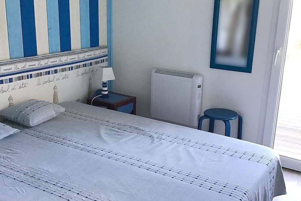 Entire apartment, Triplex for 5 people with sea view terrace 100 m from Trestel beach in Trévou-Tréguignec, Pink Granite Coast