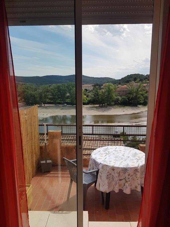 Appartement entier, Joli Appartement, terrasse plein sud in Roquebrun, Région de Béziers