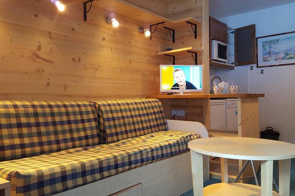 Entire apartment, 50m from resort center, 3rd floor, view ski slopes, balcony, parking, tv, ski locker, 32m², La Tania in La Tania, La Perrière