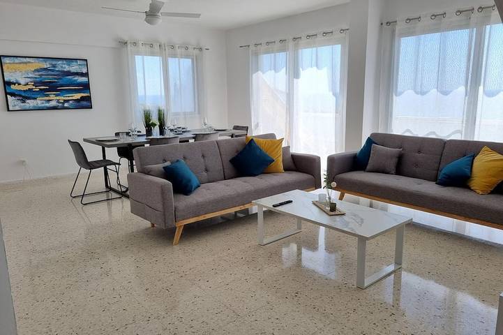 Ferienwohnung für 8 Personen, mit Balkon und Pool in Paphos